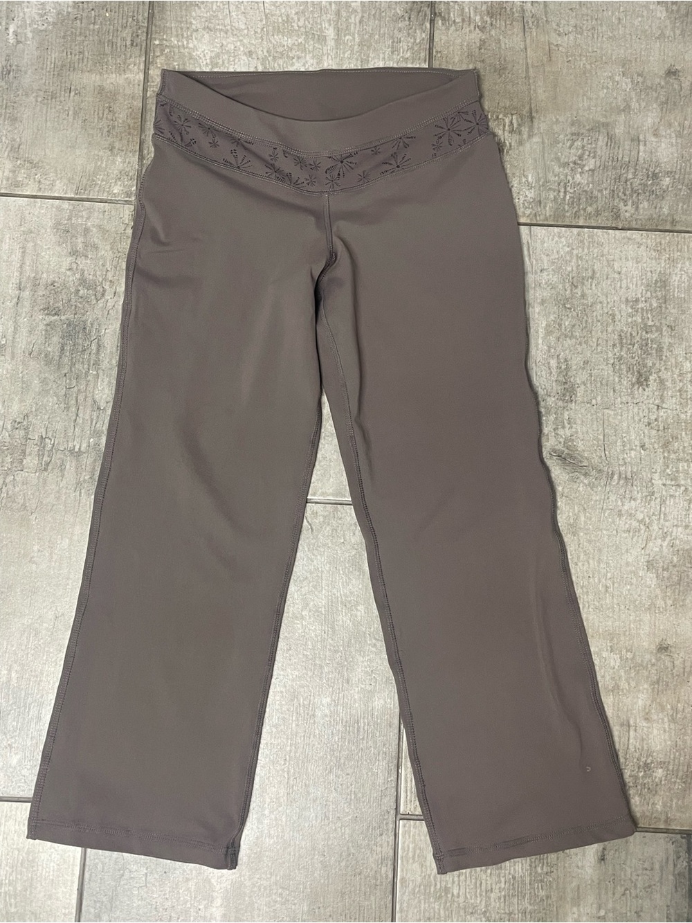 Women’s Low_rise Cropped Yoga Pants with Embroidered Waistband — Taupe